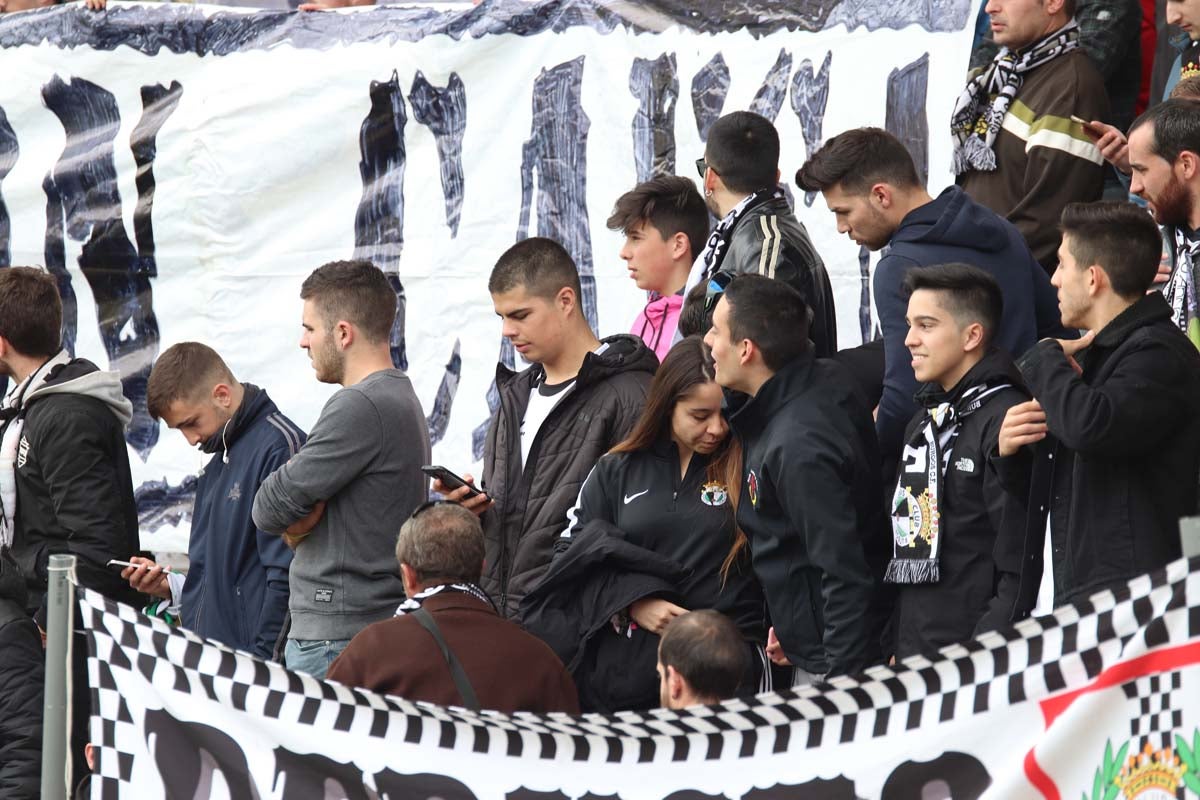 Cientos de aficionados se vuelven a dar cita en El Plantñio paran disfrutar del encuentro entre el Burgos CF y la Cultural Leonesa.