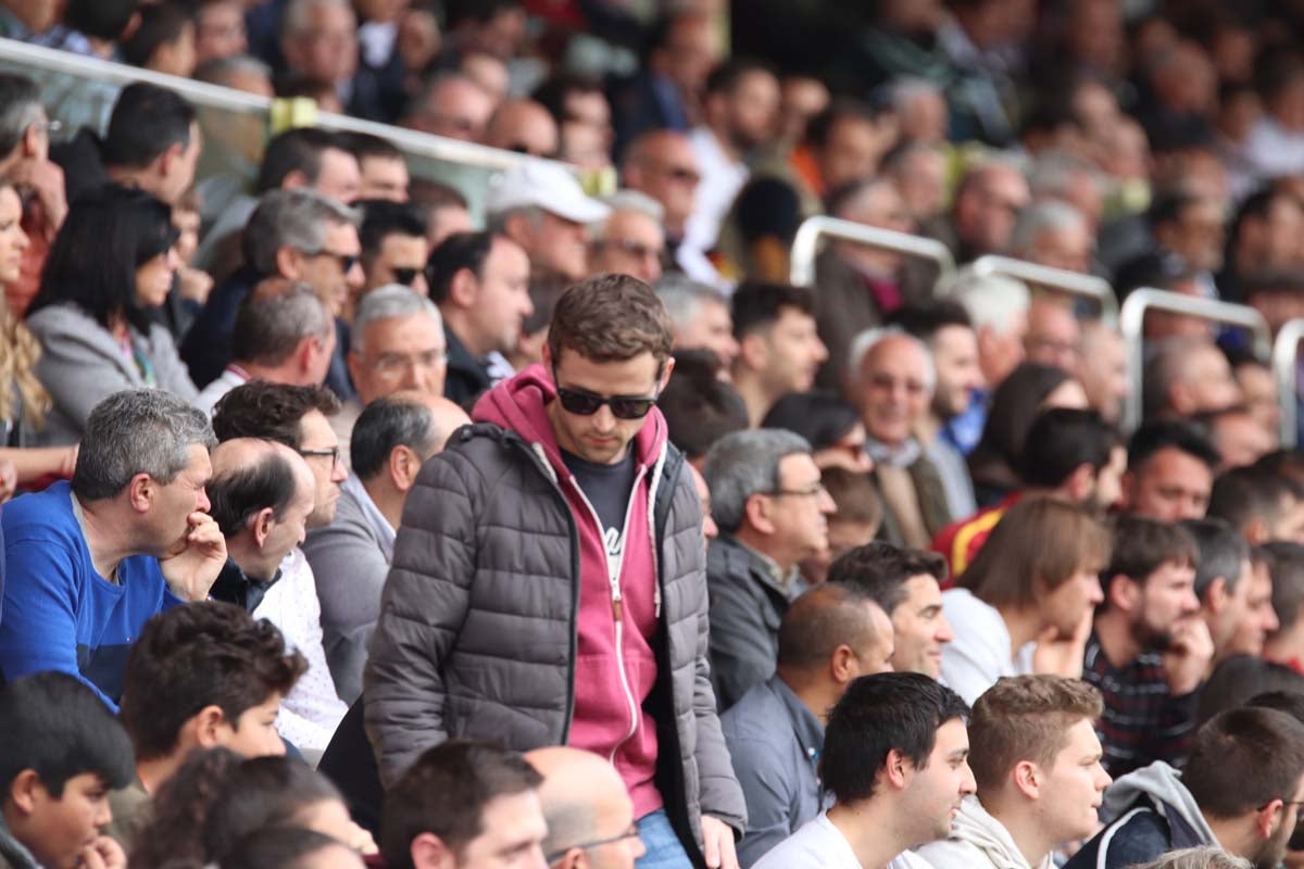 Cientos de aficionados se vuelven a dar cita en El Plantñio paran disfrutar del encuentro entre el Burgos CF y la Cultural Leonesa.