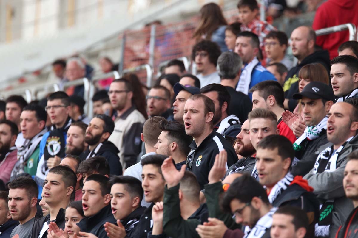 Cientos de aficionados se vuelven a dar cita en El Plantñio paran disfrutar del encuentro entre el Burgos CF y la Cultural Leonesa.