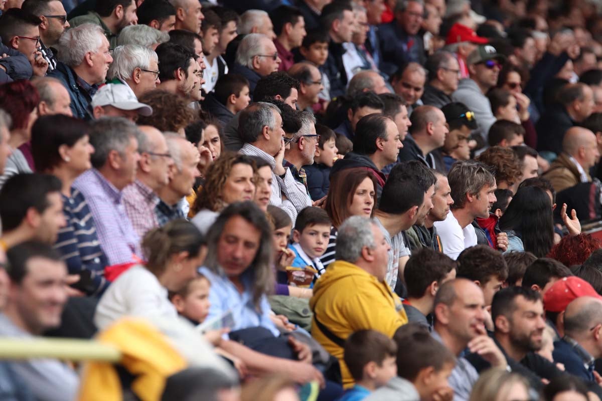 Cientos de aficionados se vuelven a dar cita en El Plantñio paran disfrutar del encuentro entre el Burgos CF y la Cultural Leonesa.