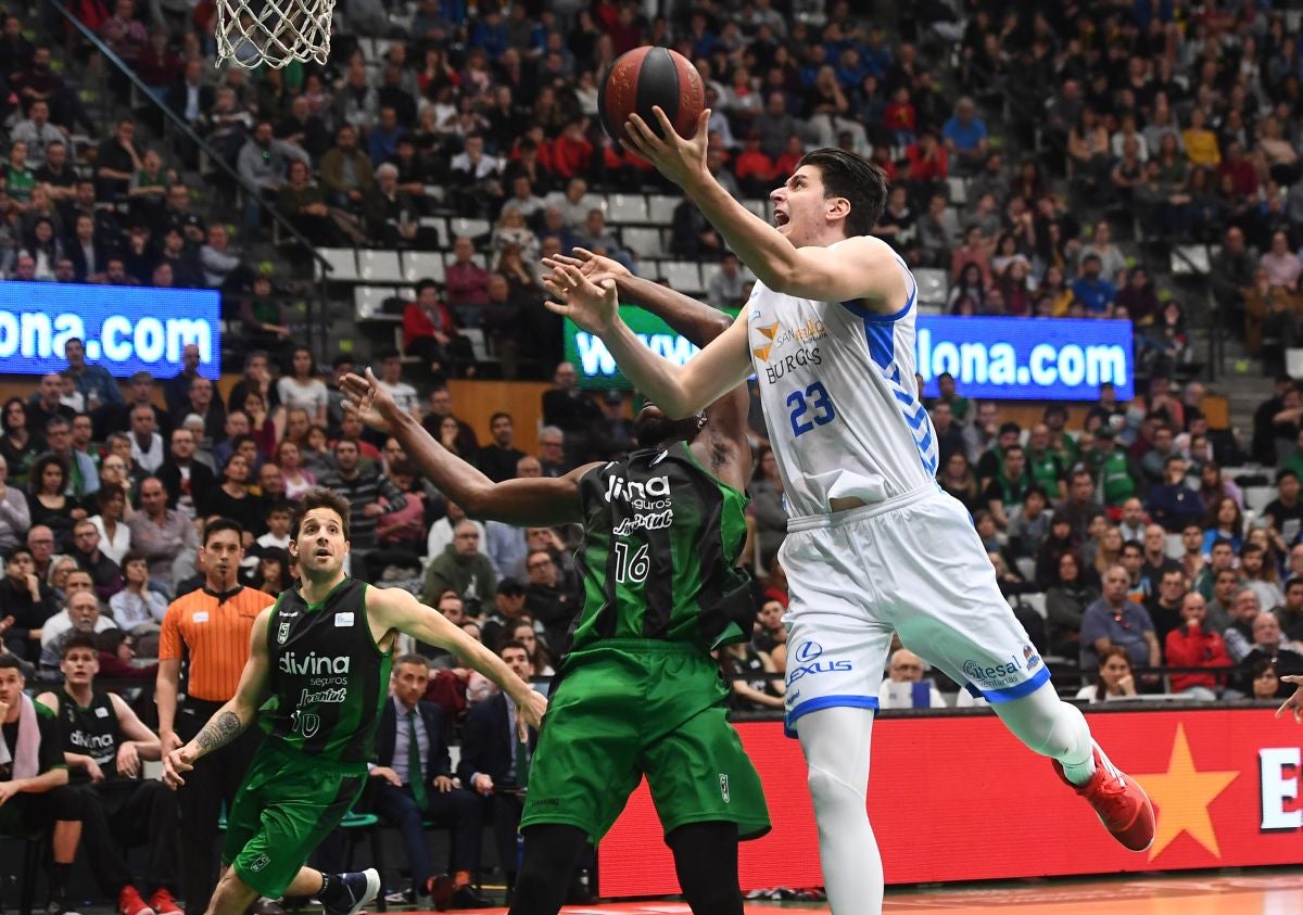 Una selección de las mejores imágenes del encuentro disputado por el San Pablo Burgos en Badalona.