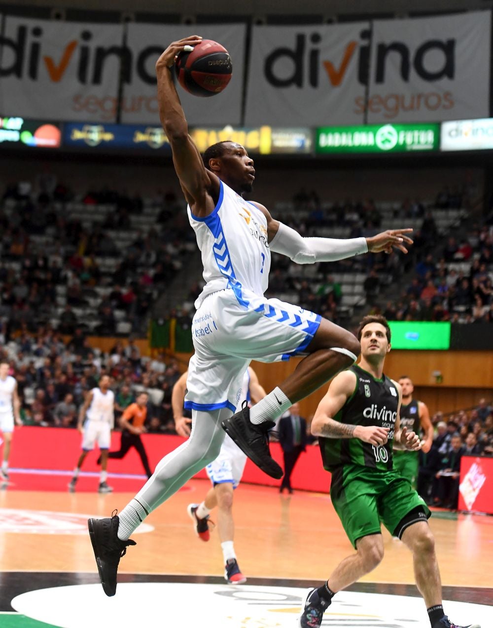 Una selección de las mejores imágenes del encuentro disputado por el San Pablo Burgos en Badalona.