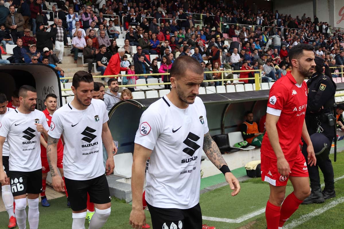 Una selección de las mejores imagenes del partido entre el Burgos CF y la Cultural Leonesa disputado en El Plantío.