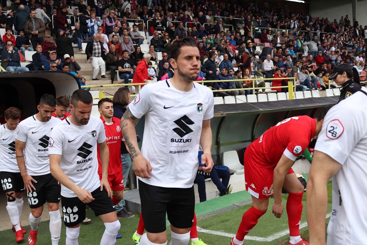 Una selección de las mejores imagenes del partido entre el Burgos CF y la Cultural Leonesa disputado en El Plantío.