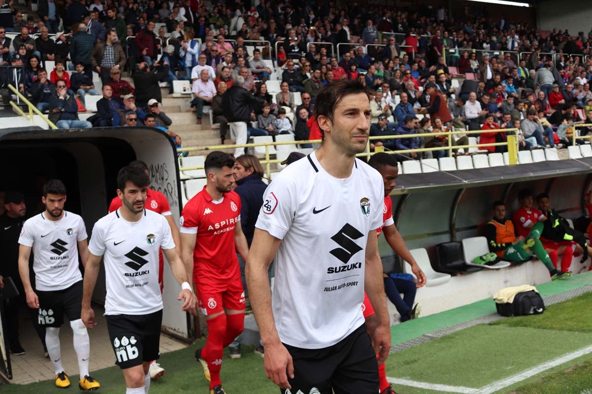 Una selección de las mejores imagenes del partido entre el Burgos CF y la Cultural Leonesa disputado en El Plantío.