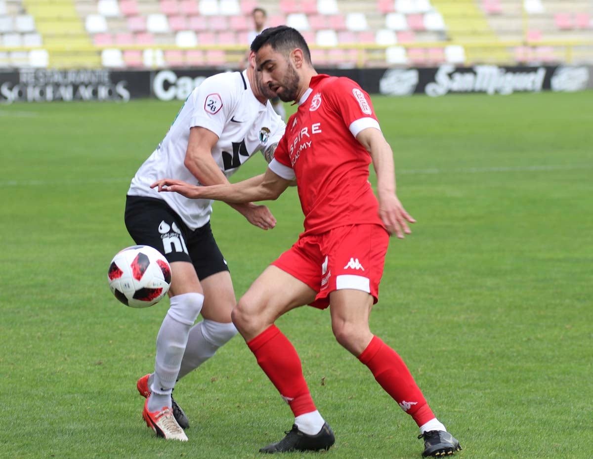 Una selección de las mejores imagenes del partido entre el Burgos CF y la Cultural Leonesa disputado en El Plantío.