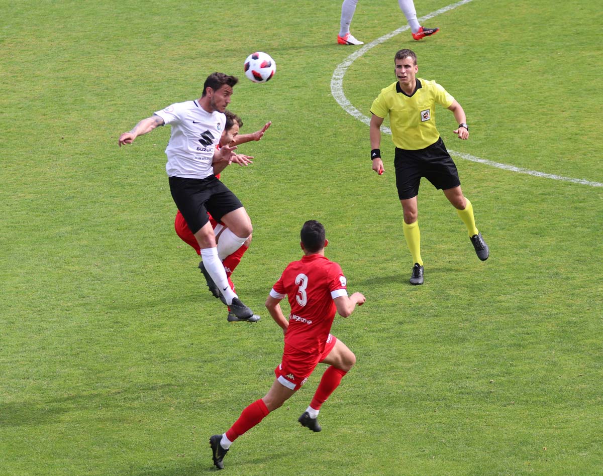 Una selección de las mejores imagenes del partido entre el Burgos CF y la Cultural Leonesa disputado en El Plantío.