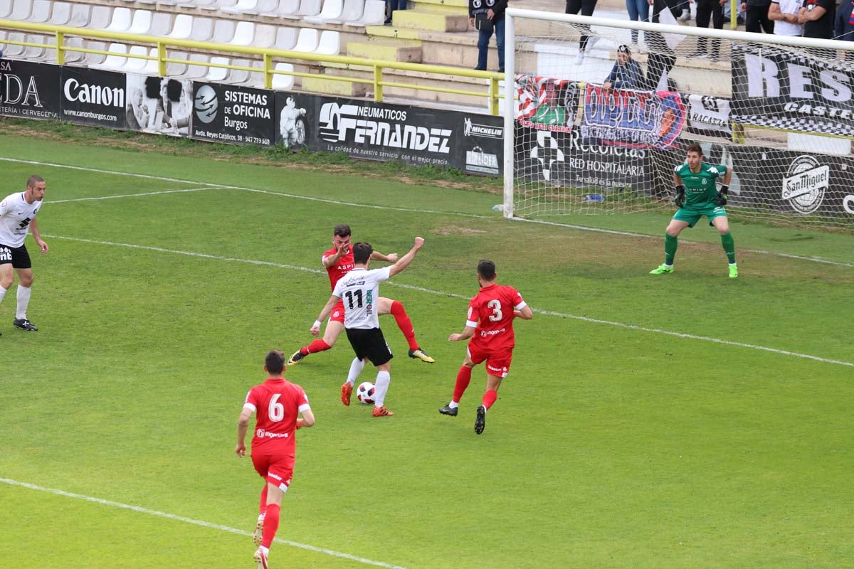 Una selección de las mejores imagenes del partido entre el Burgos CF y la Cultural Leonesa disputado en El Plantío.