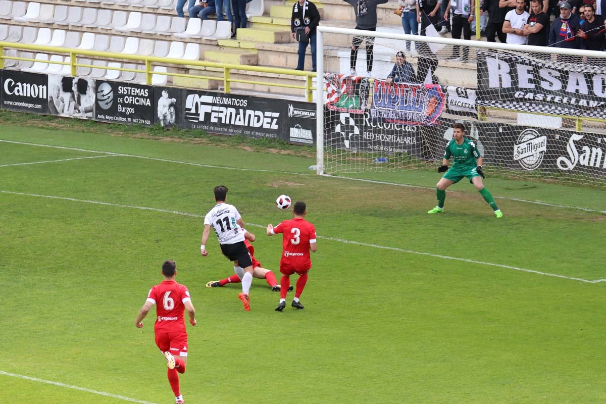 Una selección de las mejores imagenes del partido entre el Burgos CF y la Cultural Leonesa disputado en El Plantío.