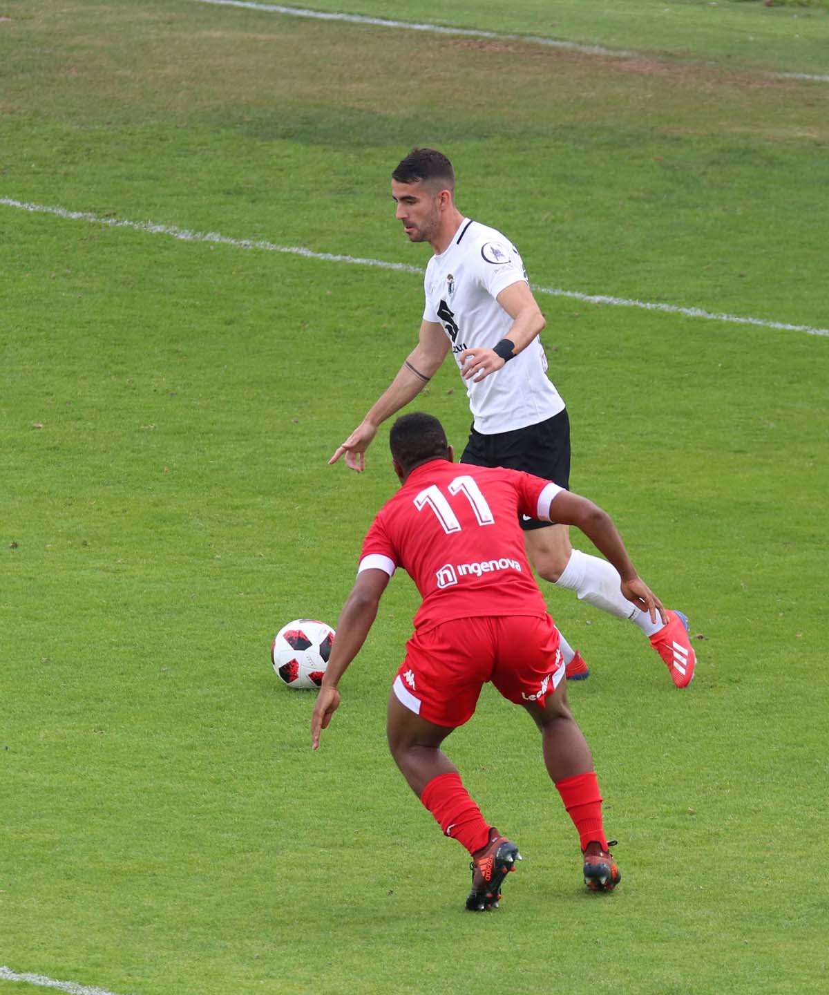 Una selección de las mejores imagenes del partido entre el Burgos CF y la Cultural Leonesa disputado en El Plantío.