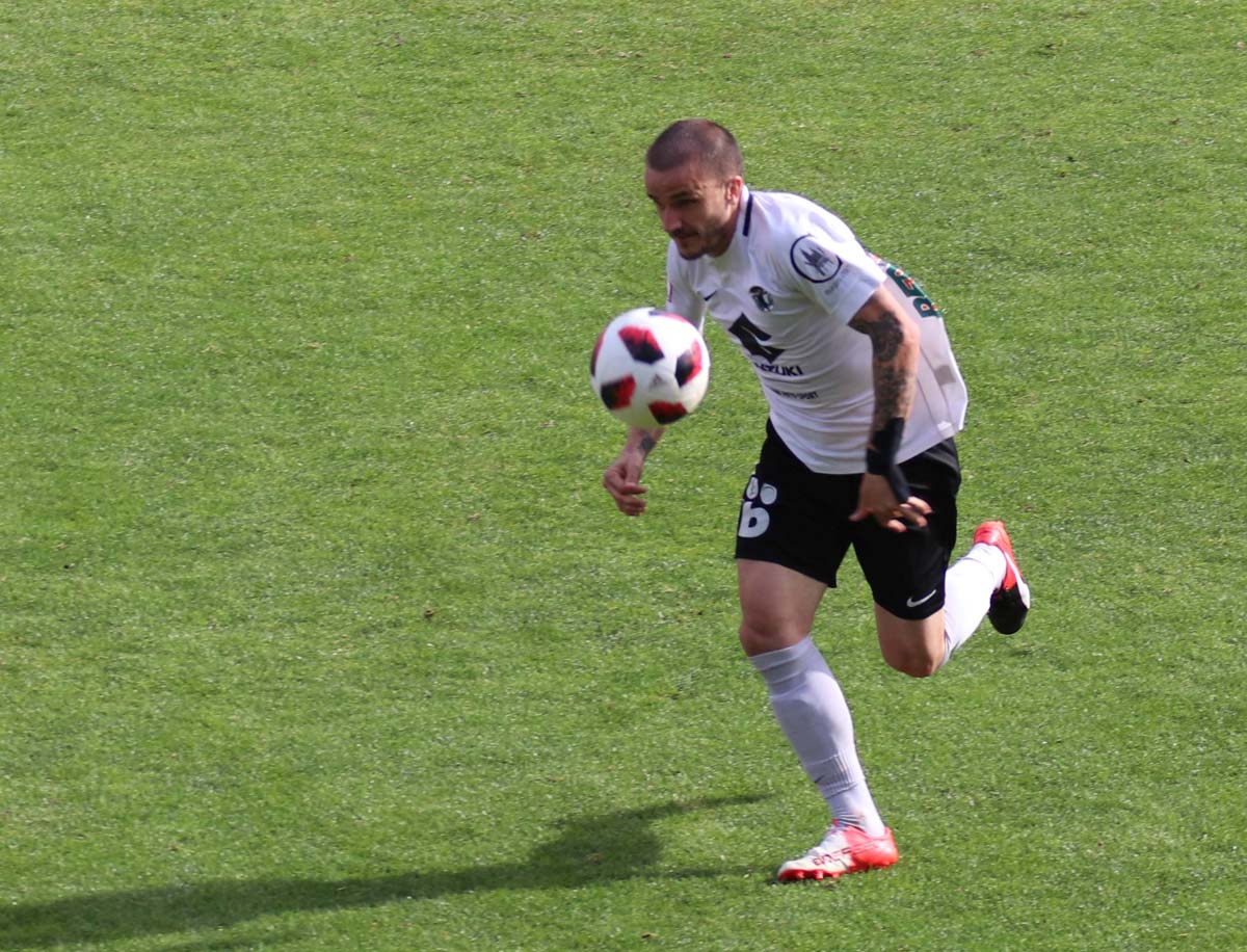 Una selección de las mejores imagenes del partido entre el Burgos CF y la Cultural Leonesa disputado en El Plantío.