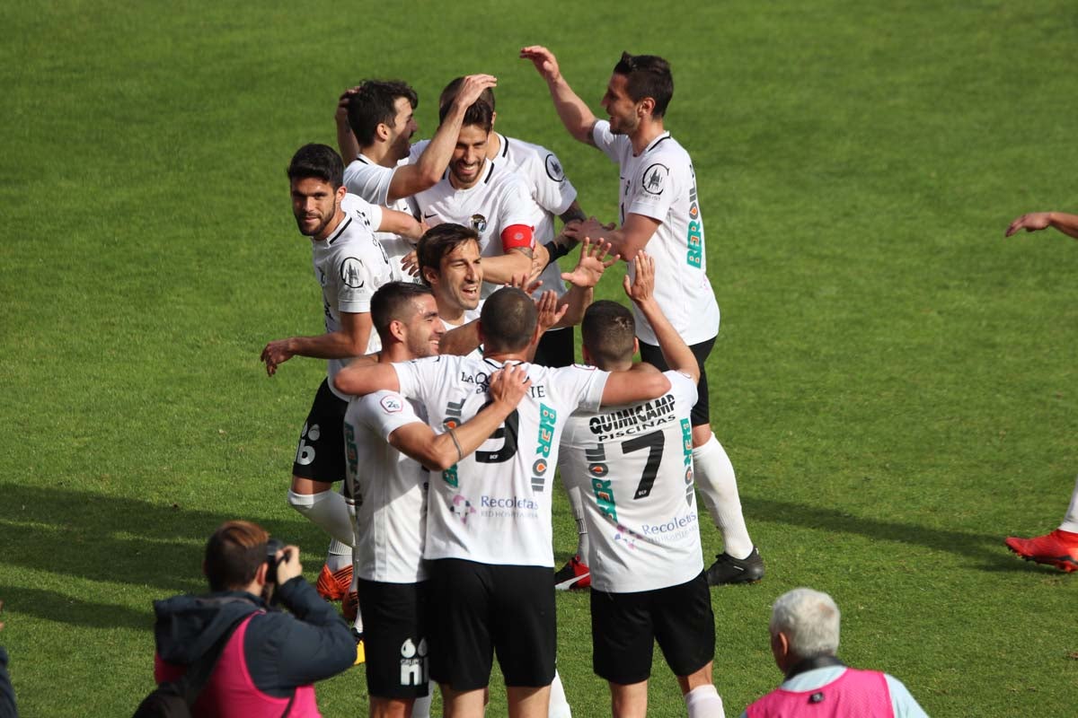 Una selección de las mejores imagenes del partido entre el Burgos CF y la Cultural Leonesa disputado en El Plantío.