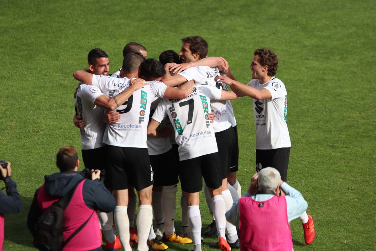 Una selección de las mejores imagenes del partido entre el Burgos CF y la Cultural Leonesa disputado en El Plantío.