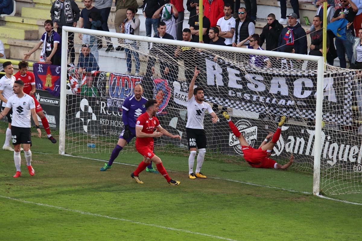 Una selección de las mejores imagenes del partido entre el Burgos CF y la Cultural Leonesa disputado en El Plantío.