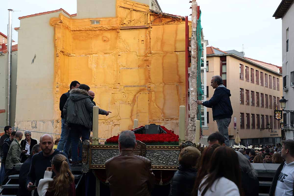 Fotos: Dolor con la caída y rotura de la imagen del Santísimo Cristo de Burgos