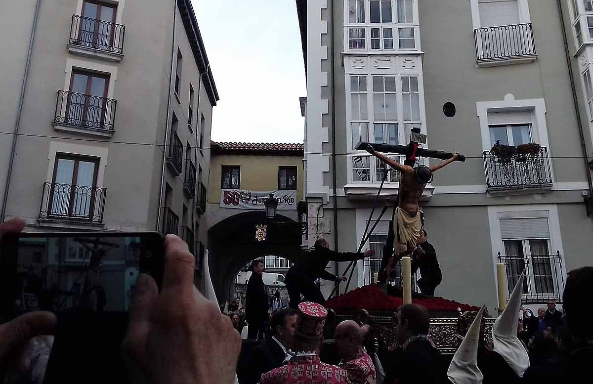 Fotos: Dolor con la caída y rotura de la imagen del Santísimo Cristo de Burgos