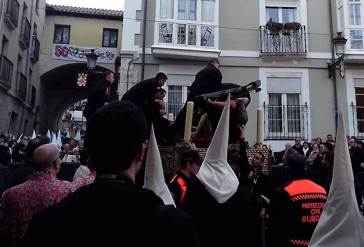 Fotos: Dolor con la caída y rotura de la imagen del Santísimo Cristo de Burgos