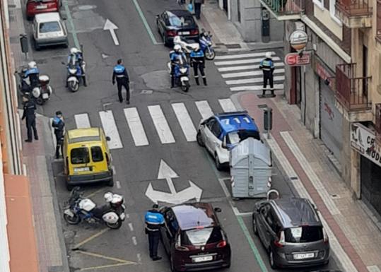 Gran número de policías locales se acercaron al lugar de los hechos. 