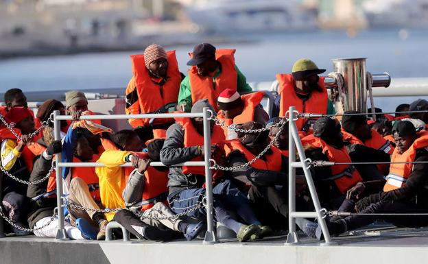 Inmigrantes procedentes de Libia desembarcados en Malta.