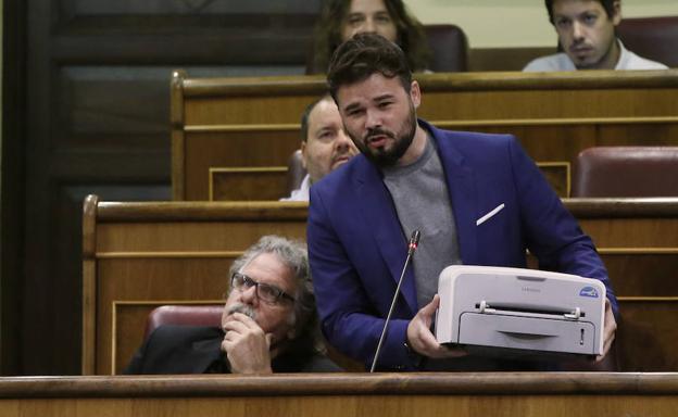 Rufián saca una impresora en el Congreso en un debate previo al 1-O.