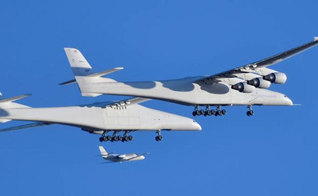 Vista en vuelo del Stratolaunch.