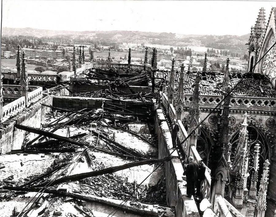 Incendio de la catedral de León en 1966. Fotografía de César Andrés Delgado cedida por el Archivo del Cabildo Catedralicio.