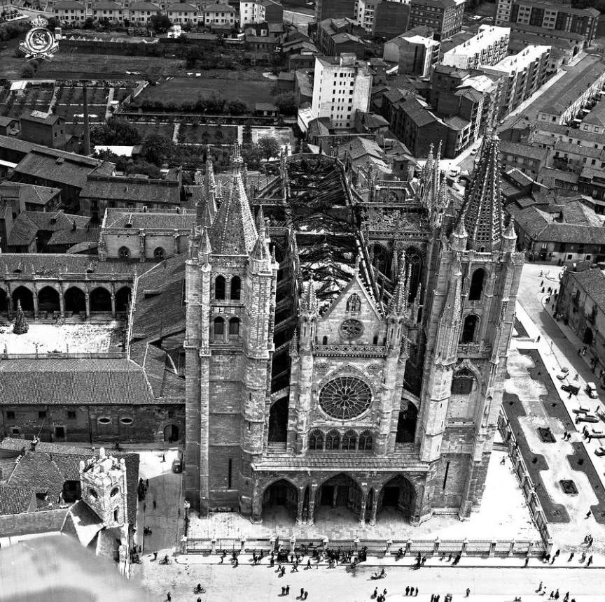 Incendio de la catedral de León en 1966. Fotografía de César Andrés Delgado cedida por el Archivo del Cabildo Catedralicio.