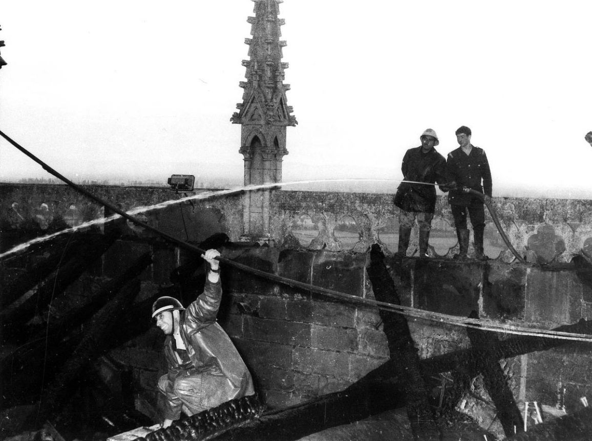 Incendio de la catedral de León en 1966. Fotografía de César Andrés Delgado cedida por el Archivo del Cabildo Catedralicio.