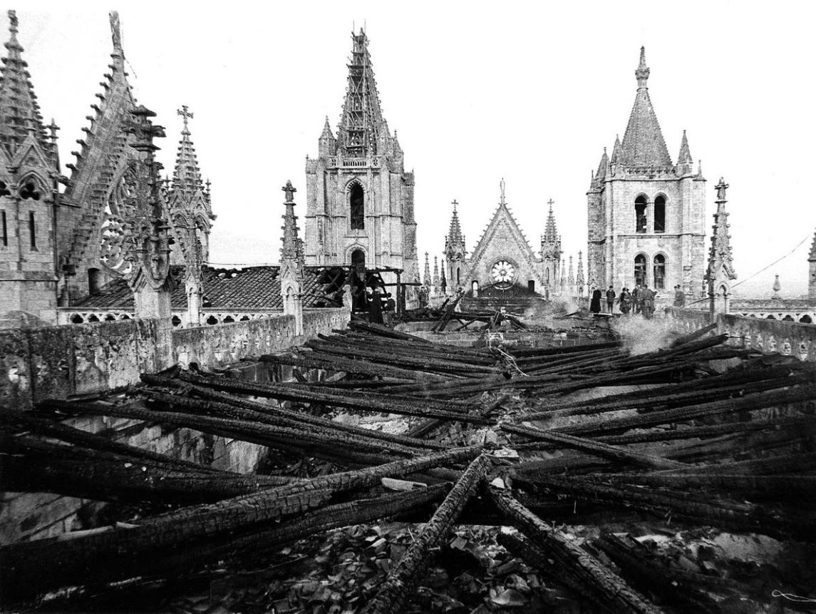 Incendio de la catedral de León en 1966. Fotografía de César Andrés Delgado cedida por el Archivo del Cabildo Catedralicio.