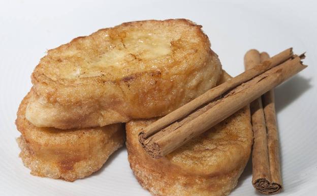 Torrijas con una rama de canela. 