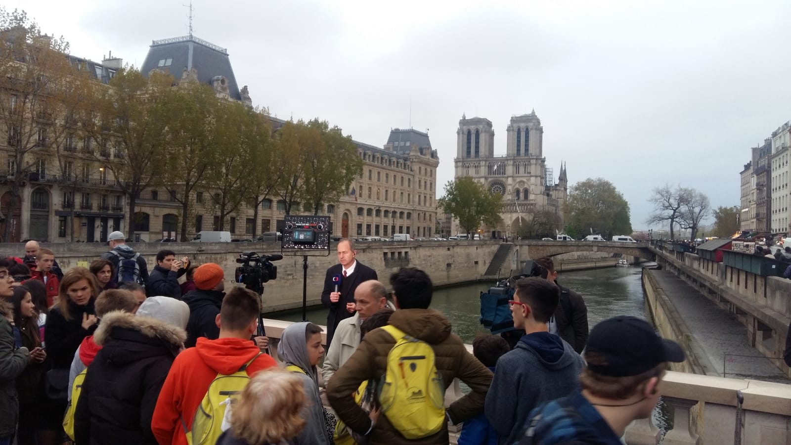 Foto de la excursión de jóvenes de Medina de Pomar durante su visita hoy al centro de París. 