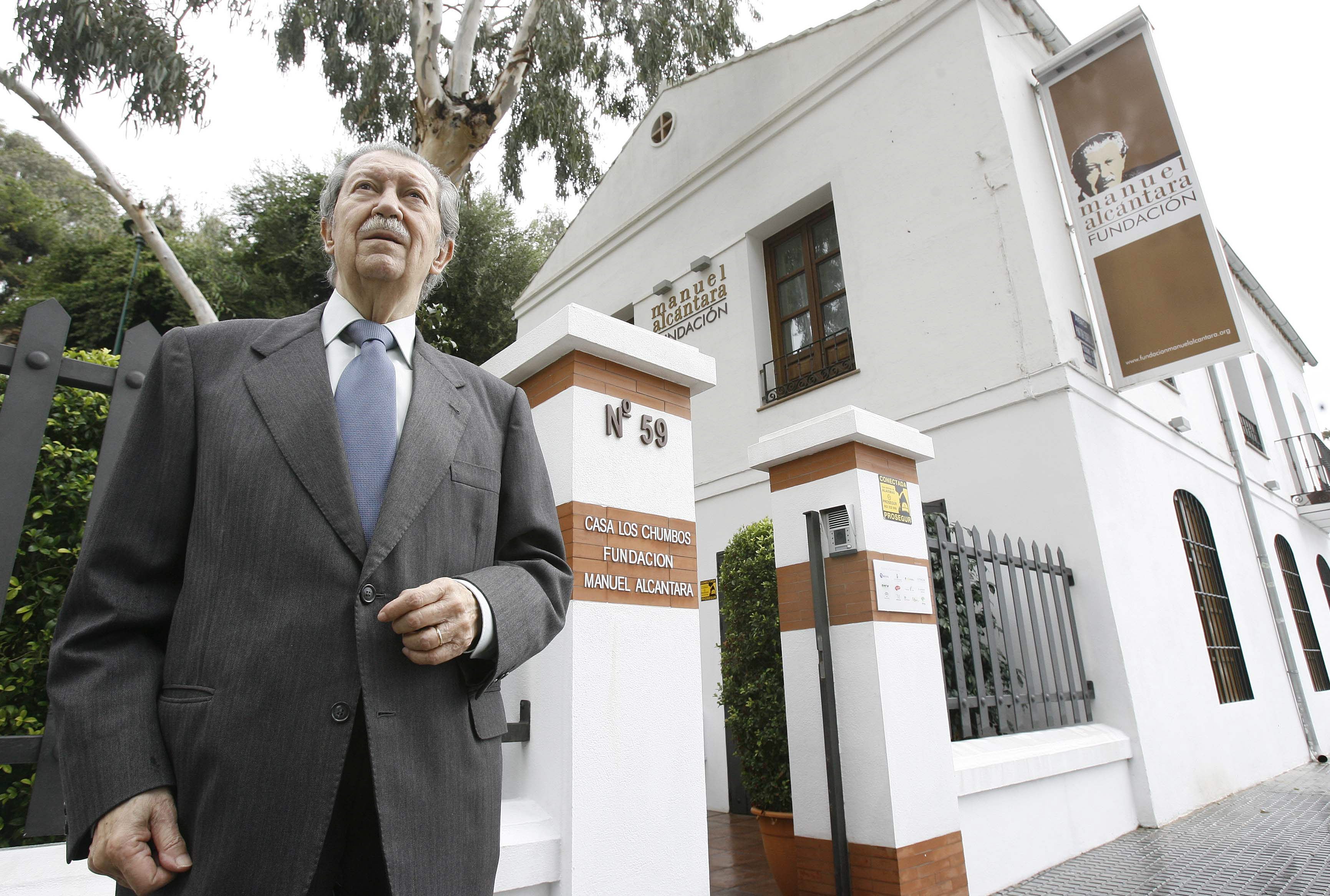 2008. En la fachada de la Fundación Alcántara el 23 de octubre, día de su inauguración.