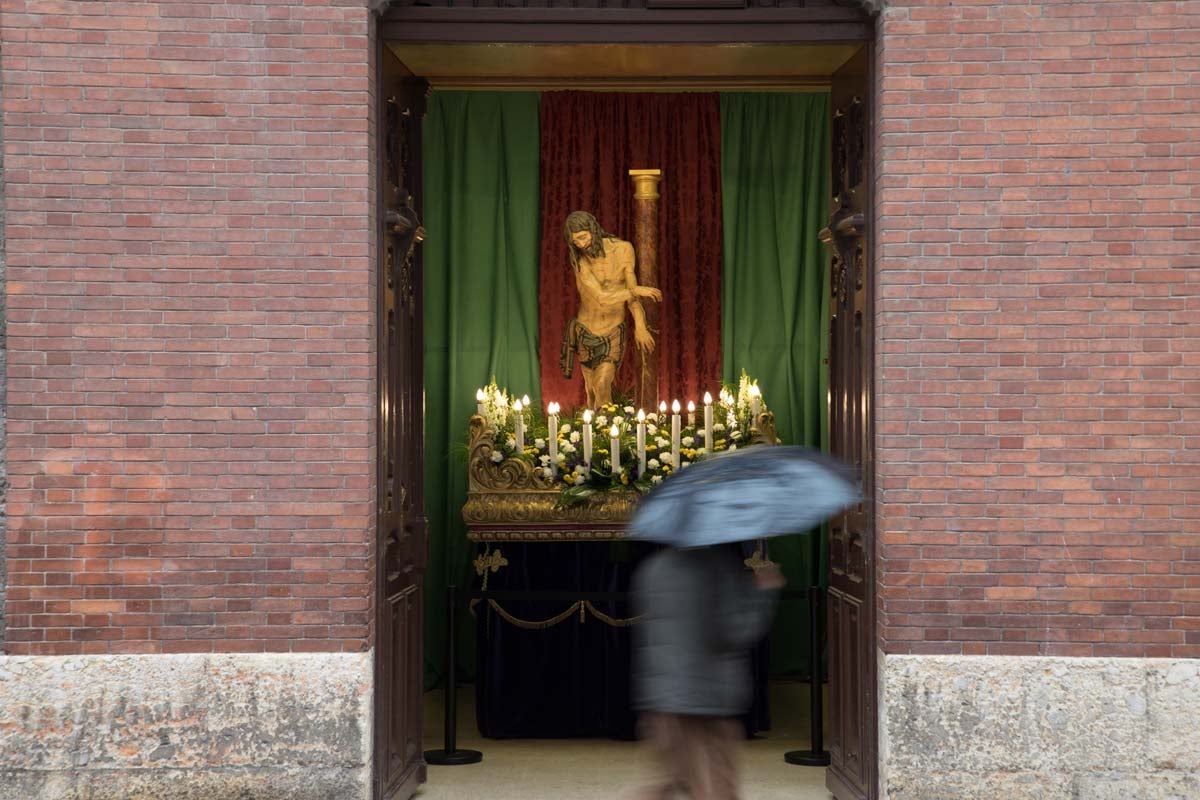 La lluvia impide a la cofradía de la Santa Columna y el Círculo Católico de Obreros llevar a cabo su primer viacrucis por el barrio de Vega.