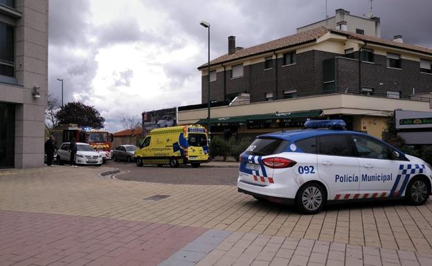 La Policía Local, los Bomberos y una ambulancia, en el lugar del suceso.