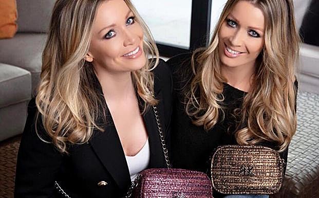 Nicole y Bárbara, con dos modelos de su primera colección de bolsos. 