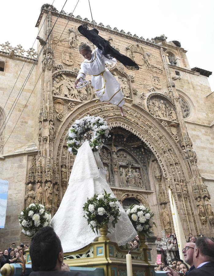 Aranda de Duero cierra la Semana Santa con la tradicional Bajada del Ángel, que este año ha estado protagonizada por la niña Irene Arnaiz