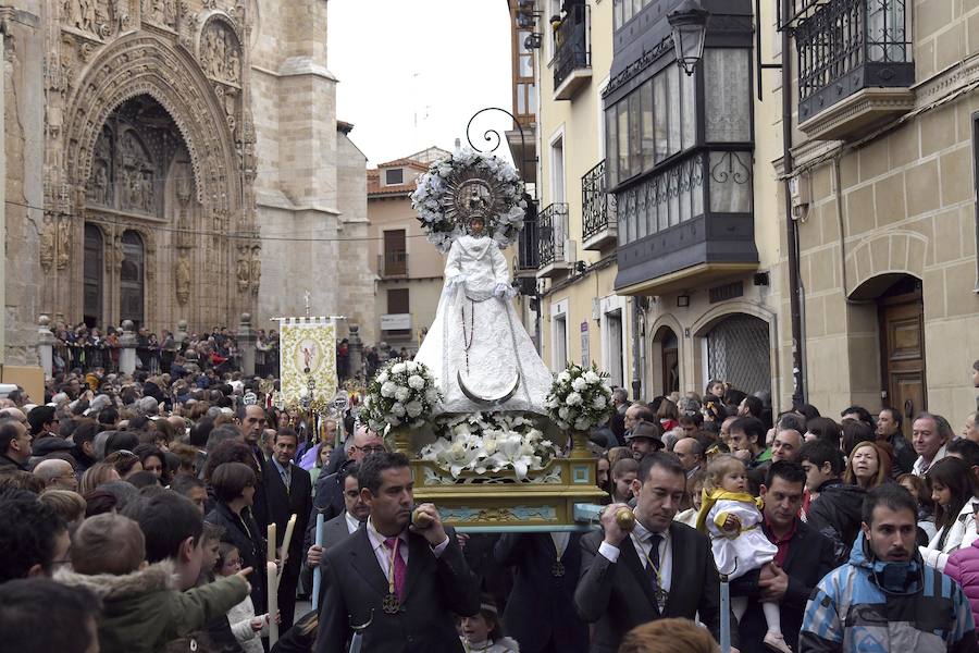 Aranda de Duero cierra la Semana Santa con la tradicional Bajada del Ángel, que este año ha estado protagonizada por la niña Irene Arnaiz