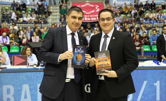 Berrocal y 'Epi' posando con sus libros