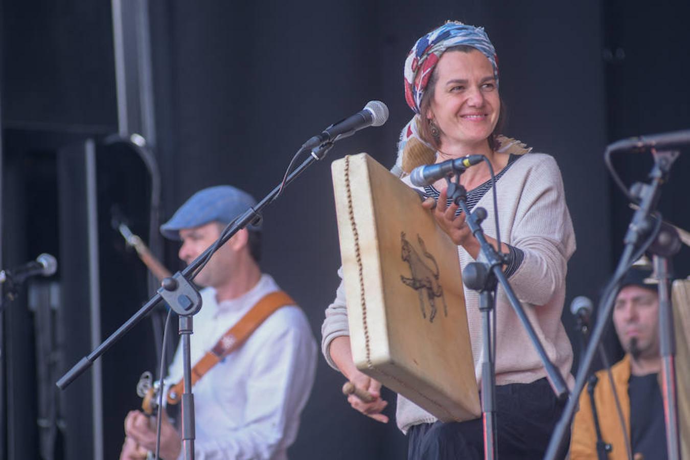 Los más de 13.000 asistentes a la campa de Villalar que celebraron el Día de Castilla y León disfrutaron de viandas y actuaciones de música