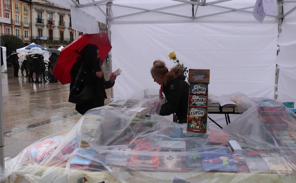 Los comerciantes han tenido que colocar plásticos encima de los libros para impedir su deterioro.