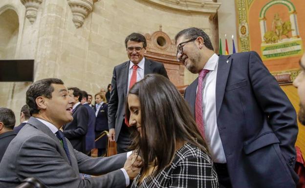 El presidente de Andalucía, Juanma Moreno, saluda al líder regional de Vox, el exjuez Francisco Serrano.