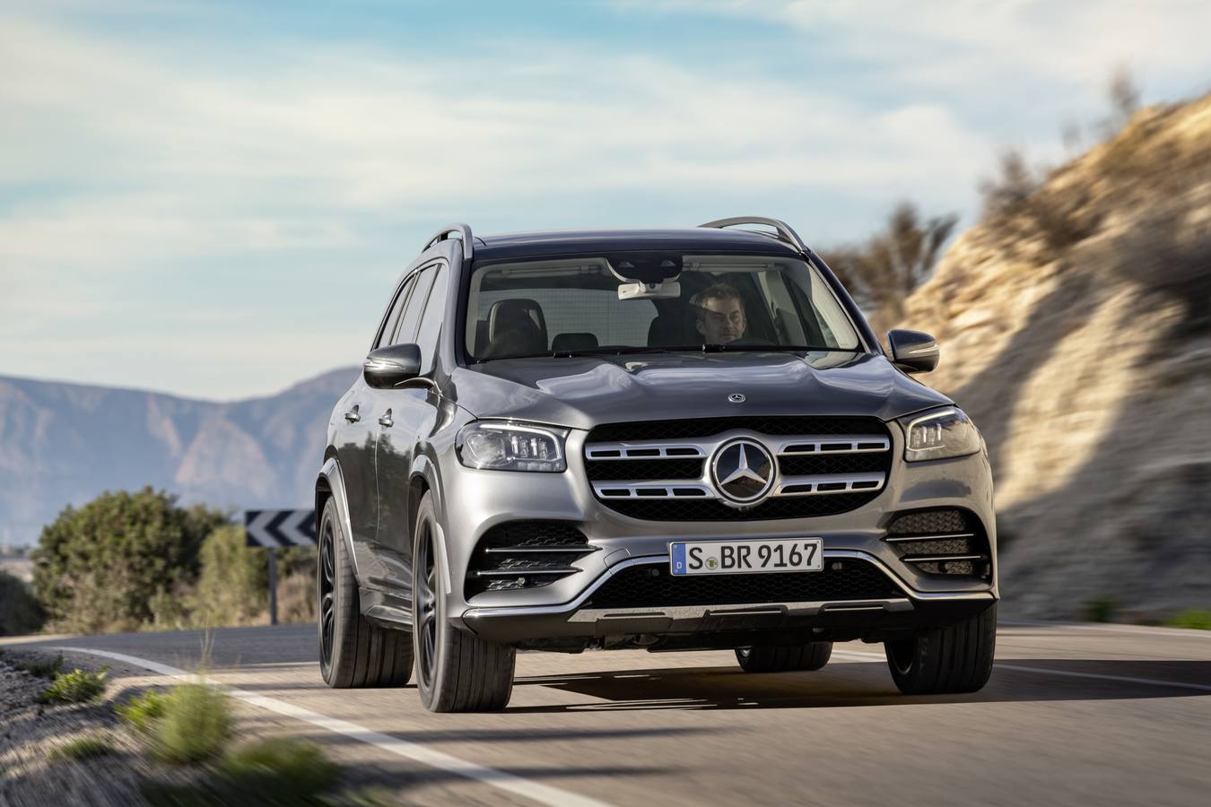 Se presenta estos días con ocasión del Salón de Nueva York pero no llegará a Europa hasta finales de año. Es el nuevo SUV de Mercedes, el GLS. Un modelo imponente con 5,20 metros de longitud.