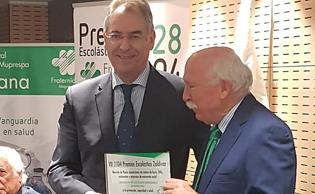 Miguel Ángel Benavente recoge el premio. 
