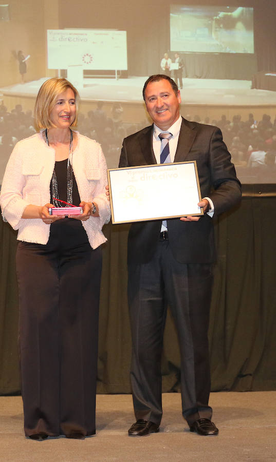 Maite Zamorano, directora de control de gestión de El Nortede Castilla, recibe el premio a mejor directivo en el área financiera.