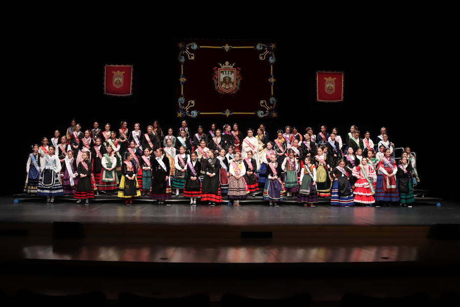 Burgos ya tiene corte real para las próximas fiestas de San Pedro y San Pablo. La reina mayor de los festejos será Alicia Santamaría González, de la Peña Chamarileros, y la reina infantil, Elena González Alonso, del grupo de danzas burgalesas Tierras del Cid.