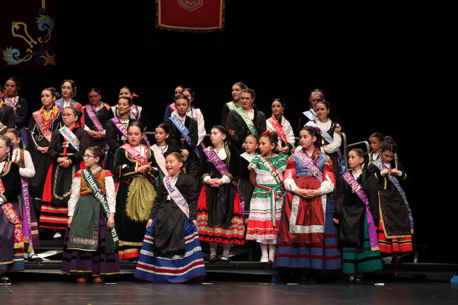 Burgos ya tiene corte real para las próximas fiestas de San Pedro y San Pablo. La reina mayor de los festejos será Alicia Santamaría González, de la Peña Chamarileros, y la reina infantil, Elena González Alonso, del grupo de danzas burgalesas Tierras del Cid.