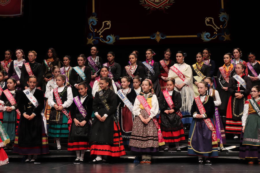 Burgos ya tiene corte real para las próximas fiestas de San Pedro y San Pablo. La reina mayor de los festejos será Alicia Santamaría González, de la Peña Chamarileros, y la reina infantil, Elena González Alonso, del grupo de danzas burgalesas Tierras del Cid.