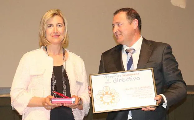 Maite Zamorano, directora de control de gestión de El Nortede Castilla, recibe el premio a mejor directivo en el área financiera. 