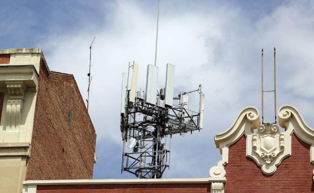 Antenas de telefonía móvil en Palencia, una de las ciudades incluidas en el acuerdo. 