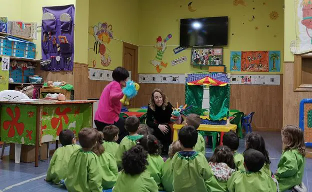 Aurora Nacario-Brabo, durante su visita al Centro de Educación Preinfantil 'Cuco'. 